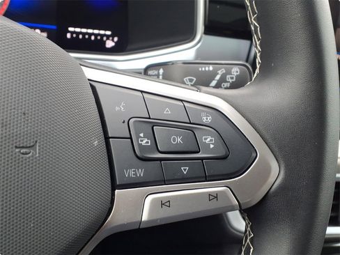 Certified 2025 Volkswagen Taos SE w/ Panoramic Sunroof Package image 25