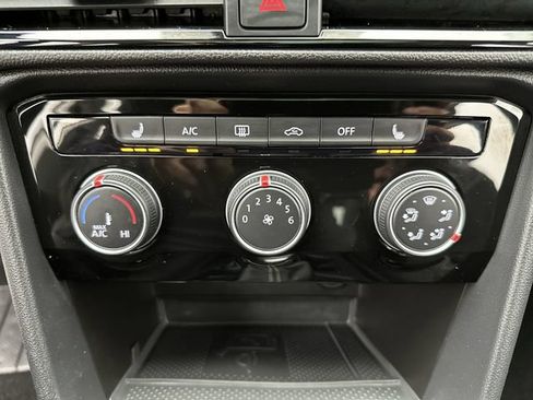 Certified 2023 Volkswagen Taos SE w/ Panoramic Sunroof Package AWD/4WD image 19