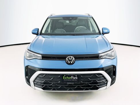 Used 2025 Volkswagen Taos SE FWD image 2