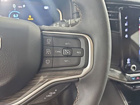 Used 2022 Jeep Wagoneer Series II AWD/4WD image 25