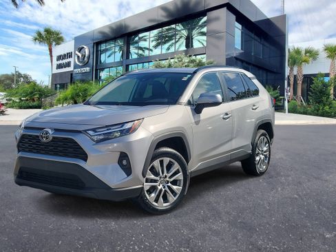 Used 2022 Toyota RAV4 XLE Premium image 3