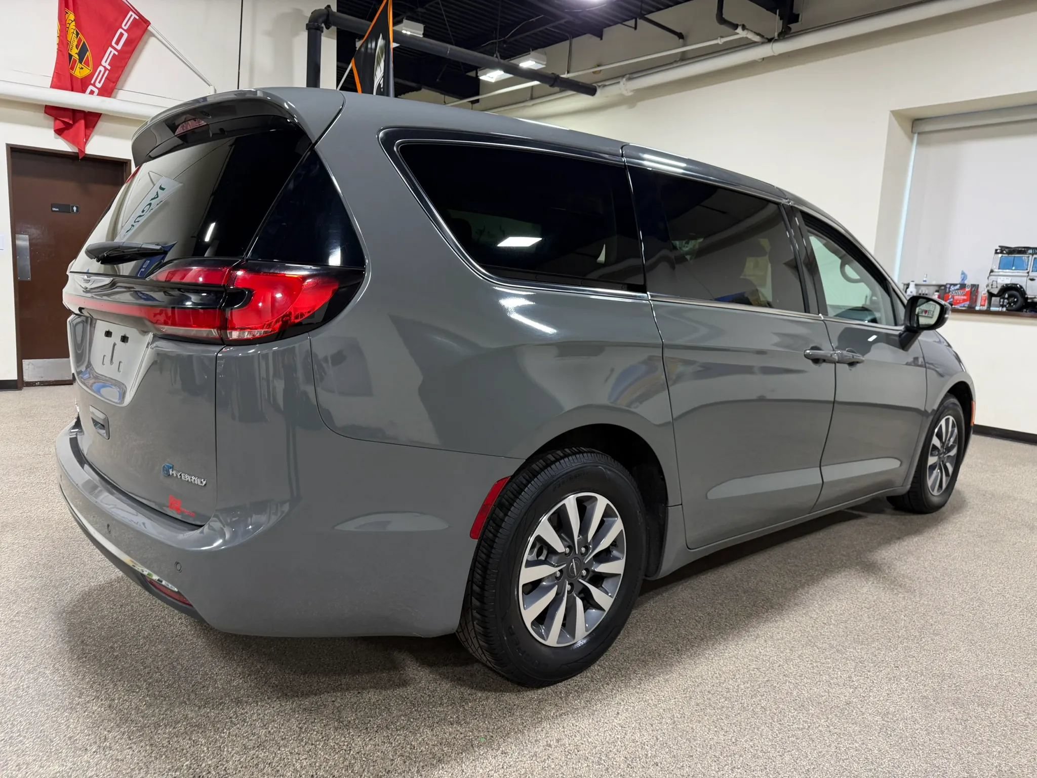Used 2023 Chrysler Pacifica Touring-L FWD image 16