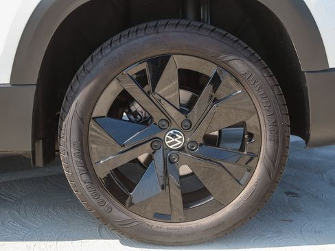 New 2025 Volkswagen Taos SE w/ Panoramic Sunroof Package image 10