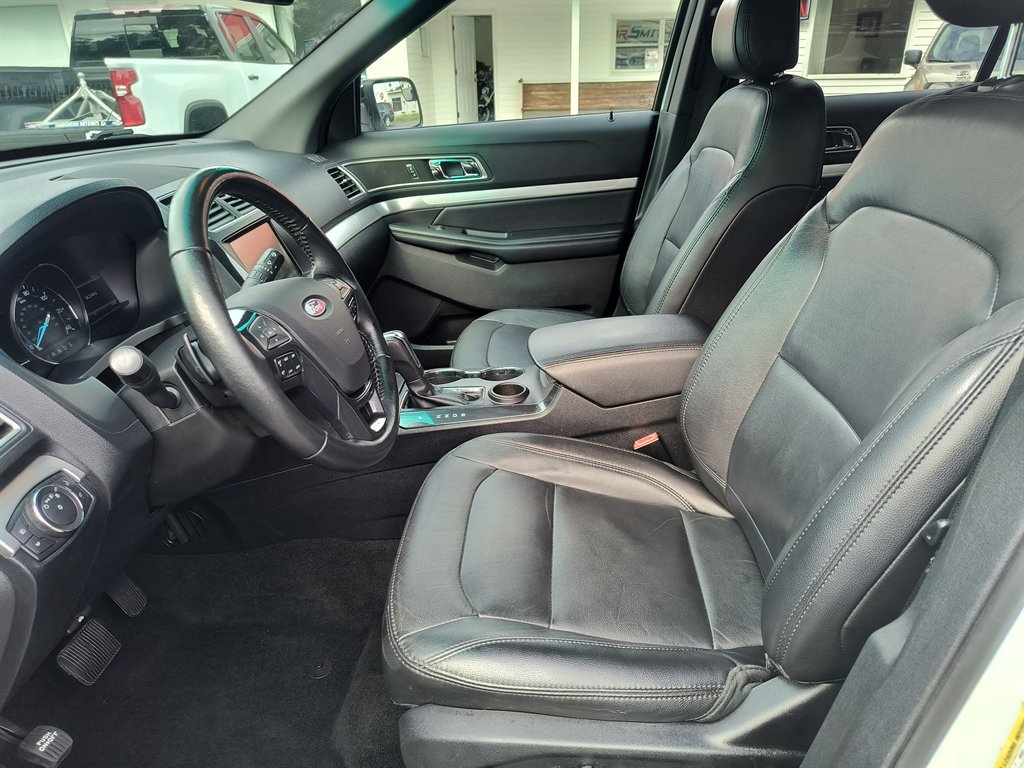 Used 2016 Ford Explorer XLT w/ Equipment Group 202A FWD image 15