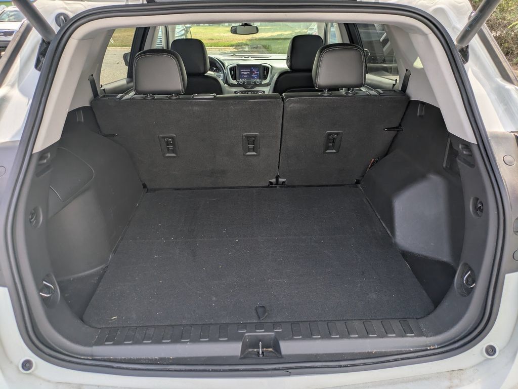 Used 2022 GMC Terrain SLT w/ Infotainment Package II FWD image 13