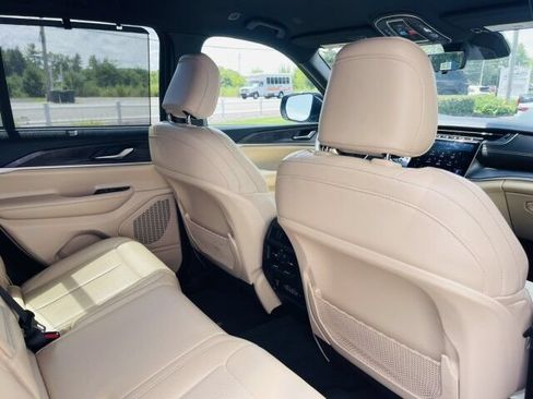 Used 2023 Jeep Grand Cherokee Limited w/ Luxury Tech Group II AWD/4WD image 12