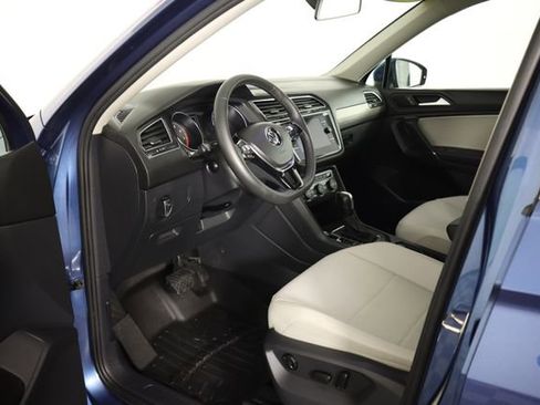 Used 2020 Volkswagen Tiguan SE w/ Panoramic Sunroof Package image 26
