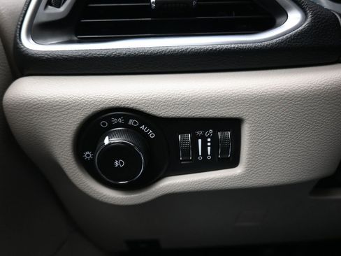 Used 2020 Chrysler Pacifica Limited w/ Advanced Safetytec Group FWD image 33