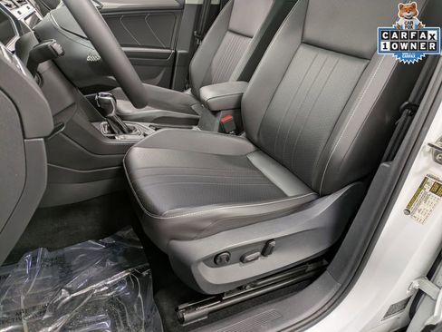 Used 2022 Volkswagen Tiguan SE w/ Panoramic Sunroof Package image 11