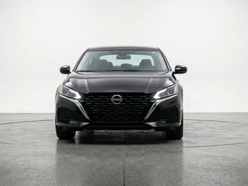 Used 2025 Nissan Altima 2.5 SV image 2