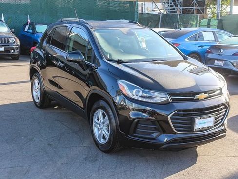 Used 2019 Chevrolet Trax LT w/ Driver Confidence Package FWD image 3