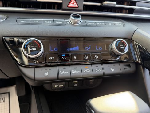 Certified 2025 Hyundai Elantra SEL FWD image 33