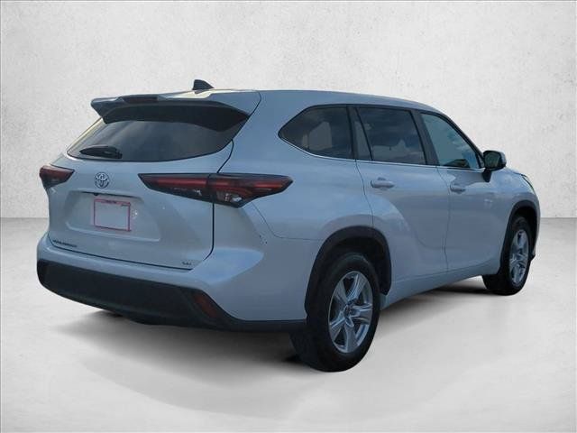 Used 2025 Toyota Highlander LE FWD image 5