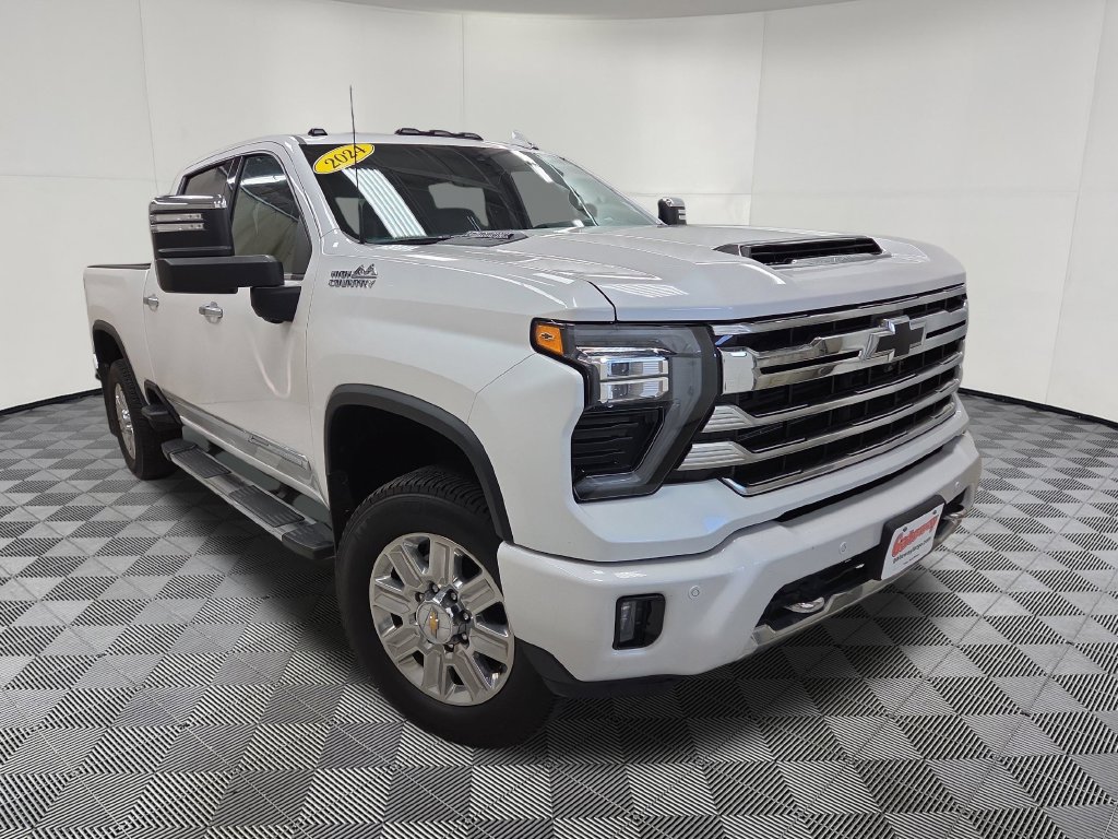 Used 2024 Chevrolet Silverado 2500 High Country w/ High Country Premium Package AWD/4WD image 3