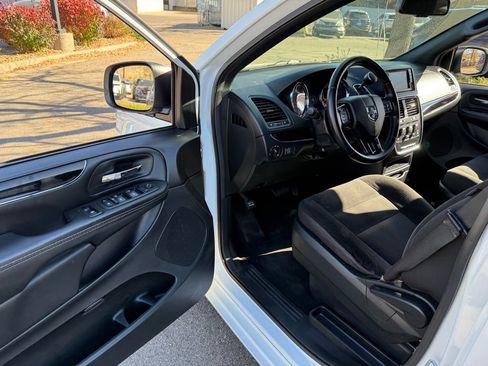 Used 2018 Dodge Grand Caravan SE image 11