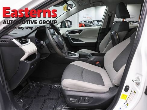 Used 2022 Toyota RAV4 XLE AWD/4WD image 14