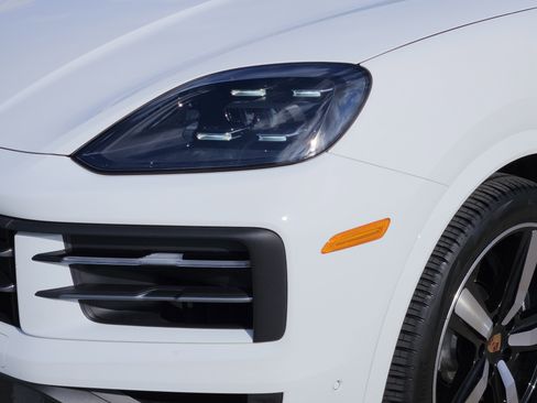 Certified 2025 Porsche Cayenne E-Hybrid image 12