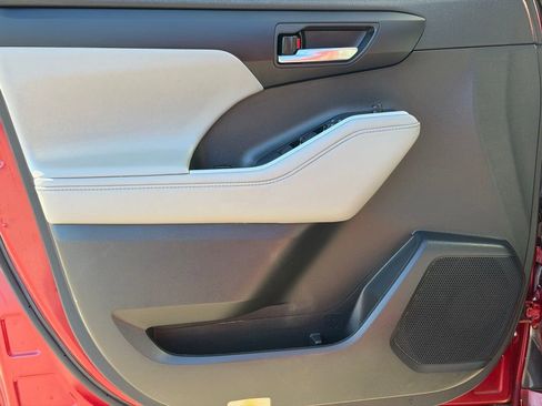 Used 2022 Toyota Highlander XLE image 25