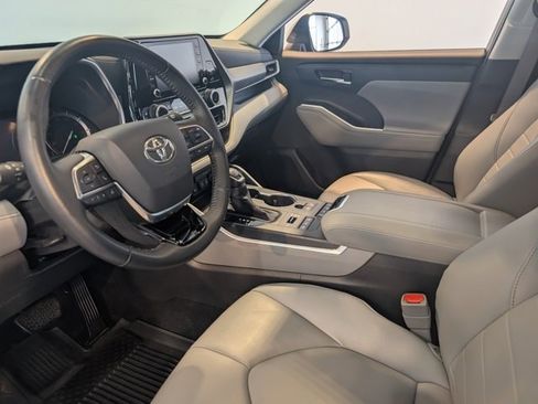 Used 2020 Toyota Highlander XLE image 14