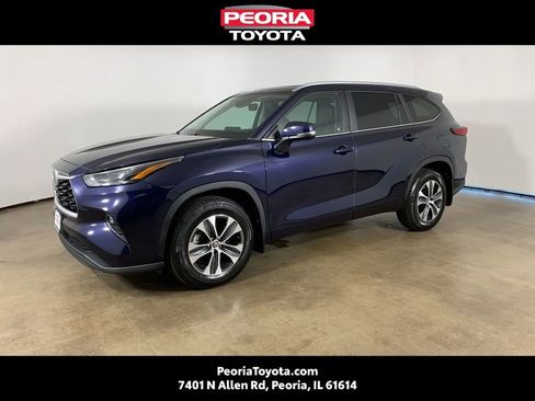Used 2023 Toyota Highlander XLE AWD/4WD image 1