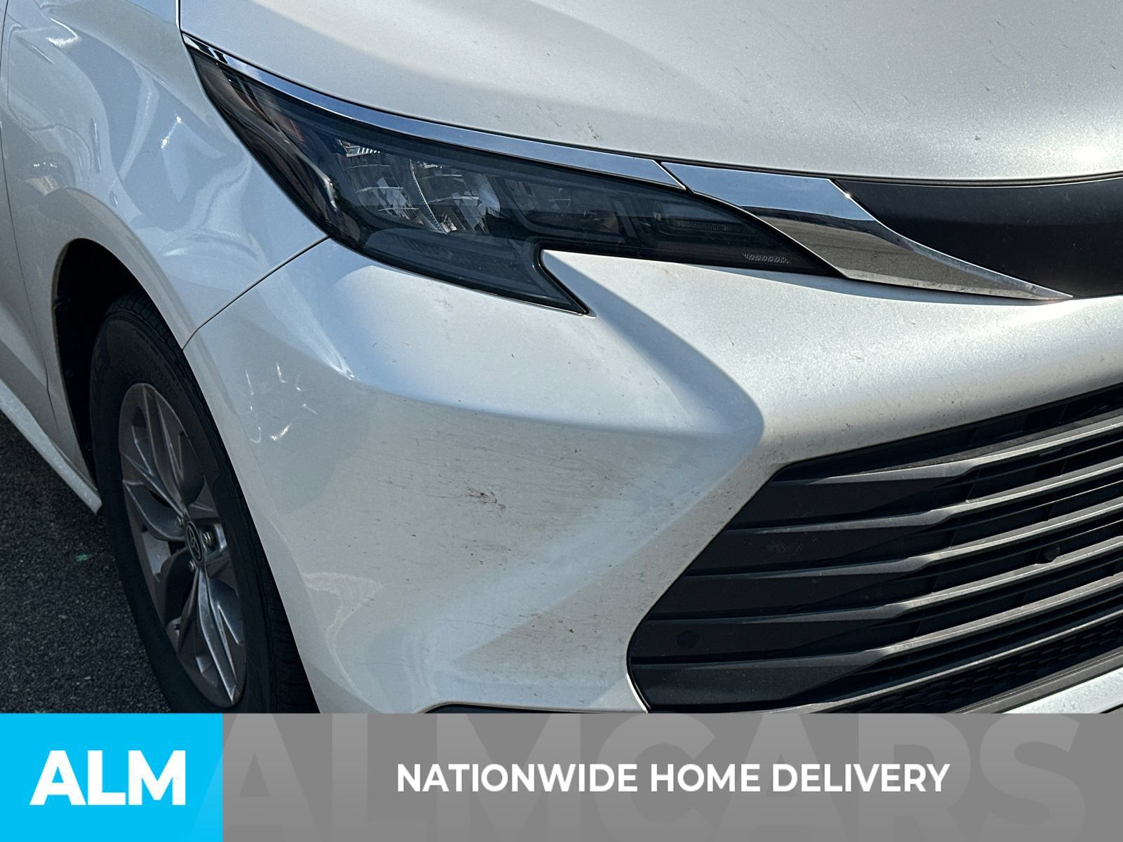 Used 2025 Toyota Sienna XLE FWD image 4