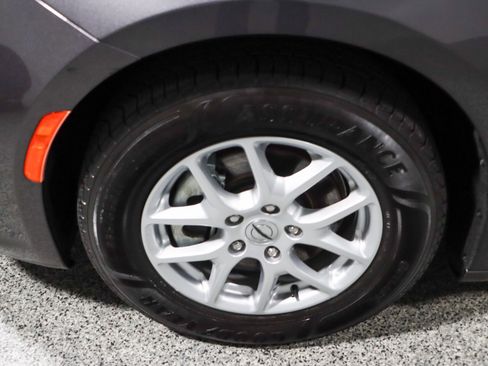 Used 2023 Chrysler Pacifica Touring-L FWD image 11