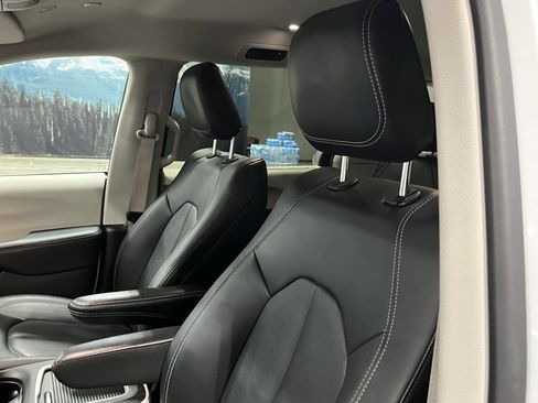 Used 2024 Chrysler Pacifica Touring-L image 16