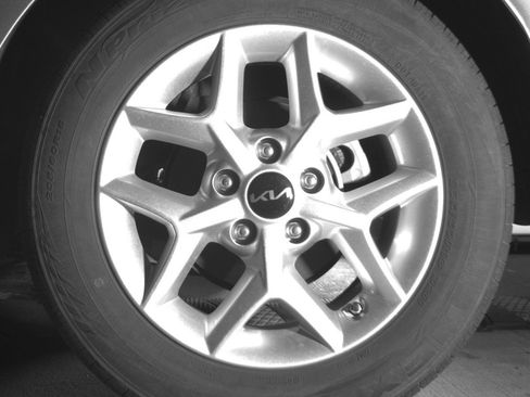 Used 2025 Kia Soul LX w/ LX Technology Package FWD image 14