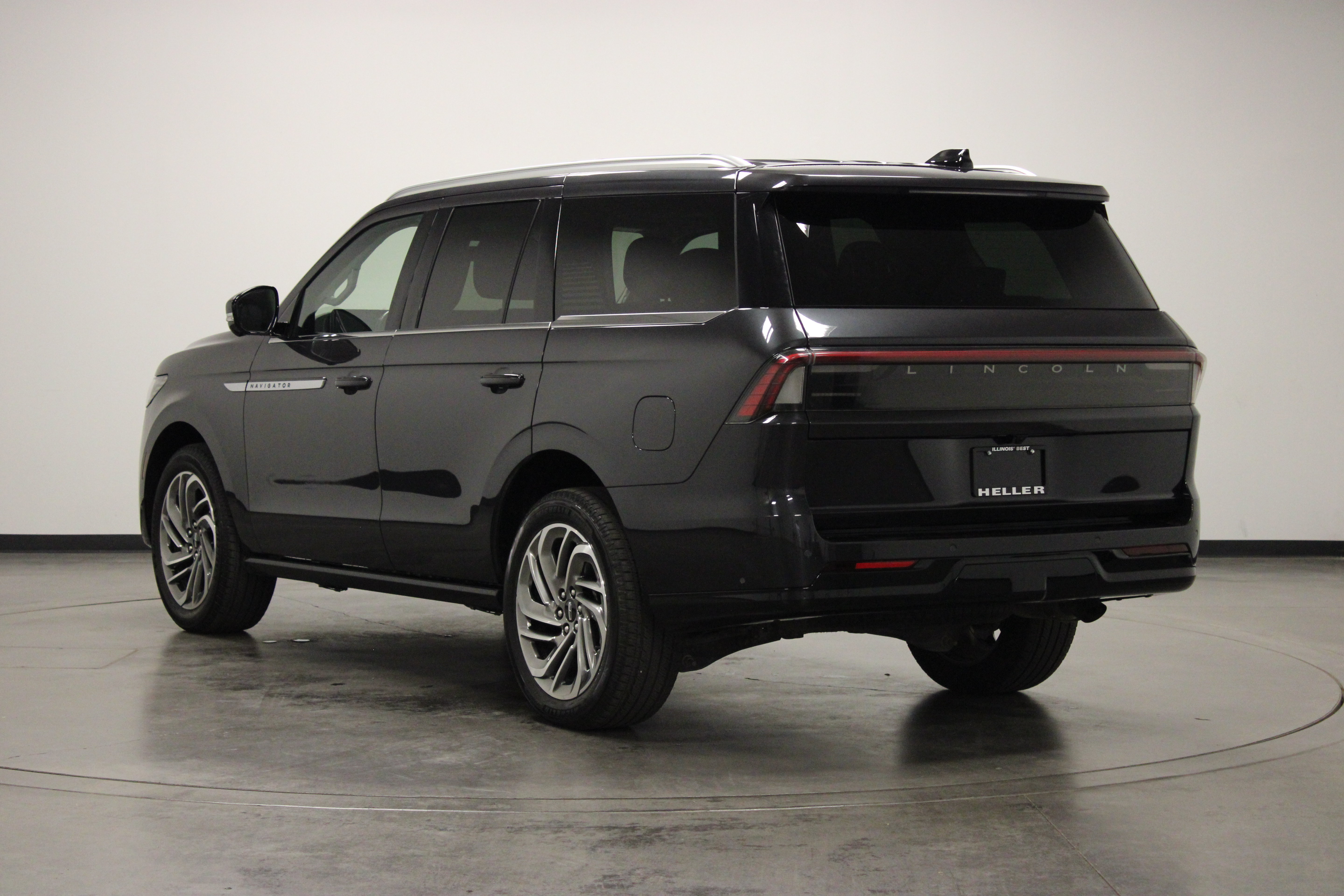 Used 2025 Lincoln Navigator Reserve AWD/4WD image 6