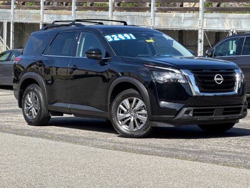 Used 2025 Nissan Pathfinder SV FWD image 2