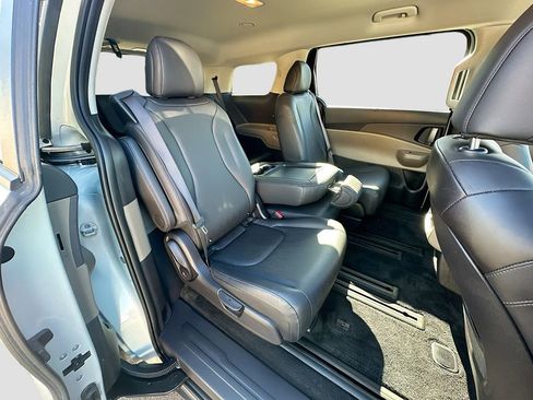 Used 2025 Kia Carnival EX image 28