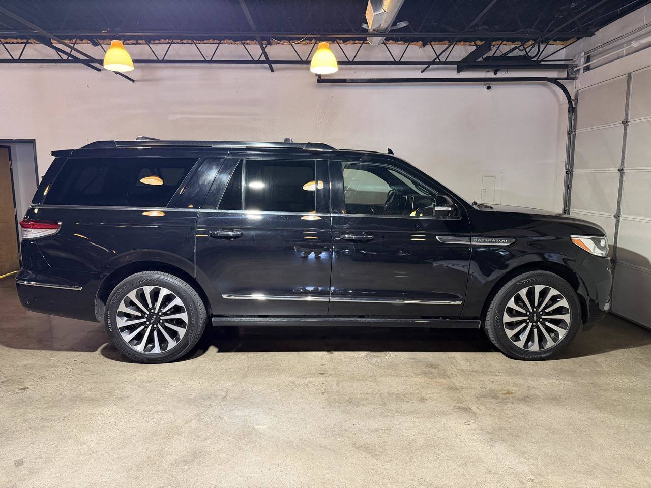 Used 2023 Lincoln Navigator L Reserve AWD/4WD image 5