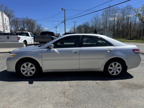 Used 2010 Toyota Camry LE image 1