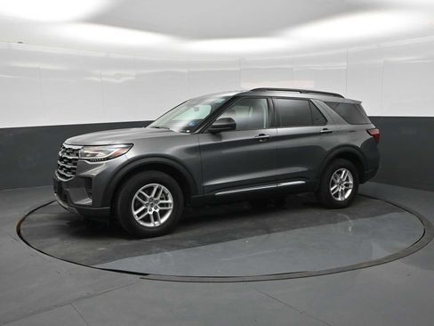 Used 2025 Ford Explorer Active AWD/4WD image 4