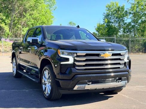 Used 2024 Chevrolet Silverado 1500 High Country w/ High Country Premium Package AWD/4WD image 3