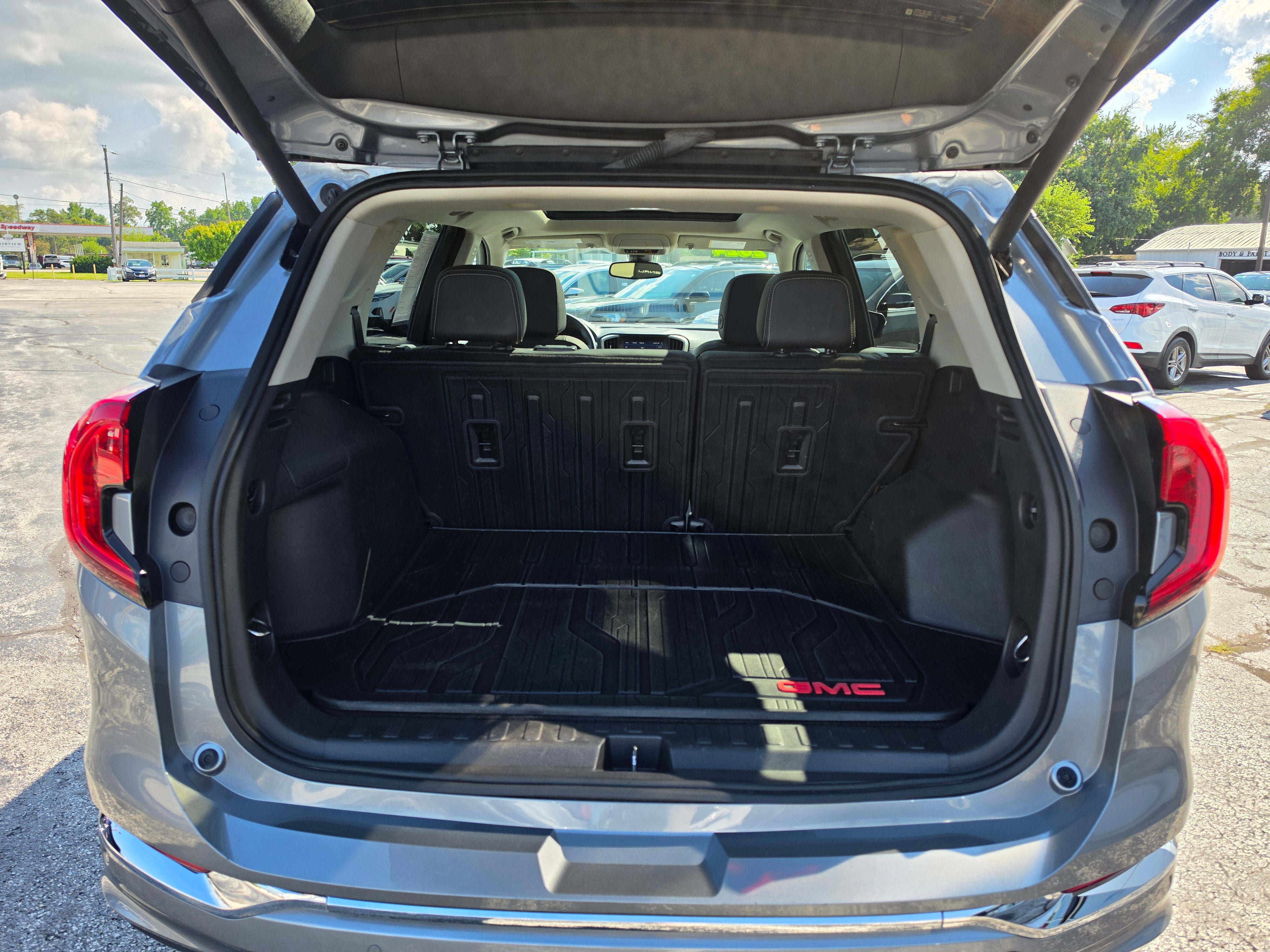Used 2024 GMC Terrain Denali w/ Denali Premium Package AWD/4WD image 6