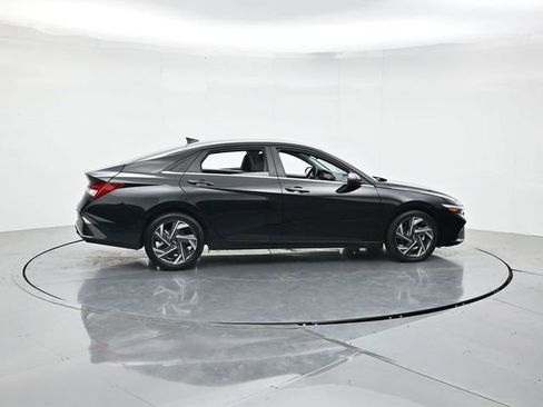 Used 2025 Hyundai Elantra Limited FWD image 2