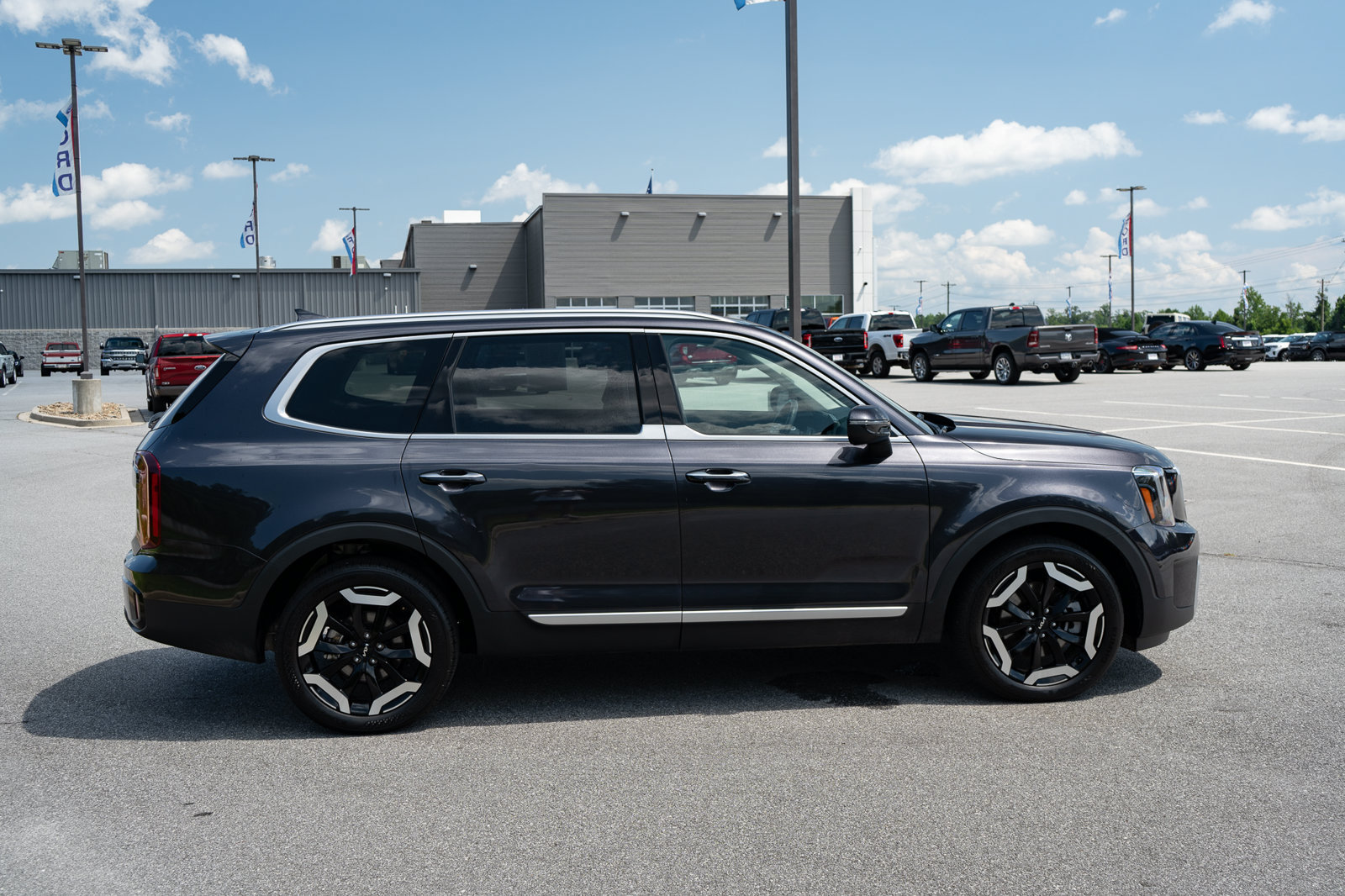 Used 2025 Kia Telluride S FWD image 11