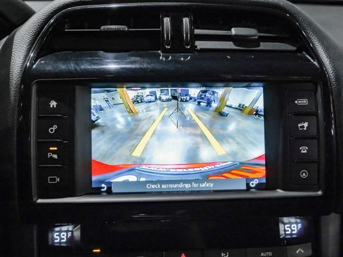 Used 2017 Jaguar F-PACE Premium image 21