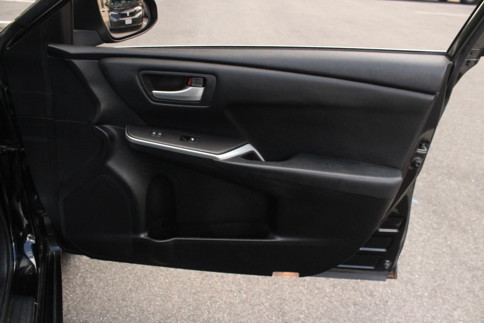 Used 2015 Toyota Camry SE FWD image 23