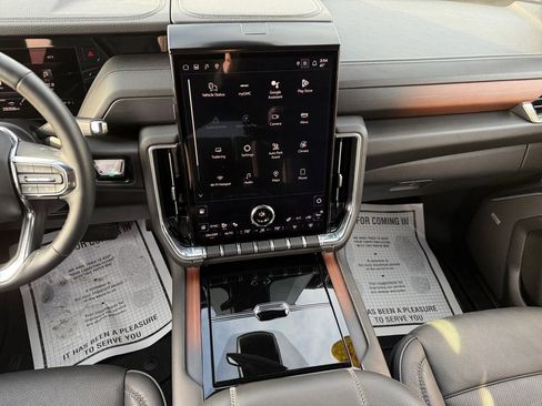 Used 2025 GMC Yukon XL Denali image 11