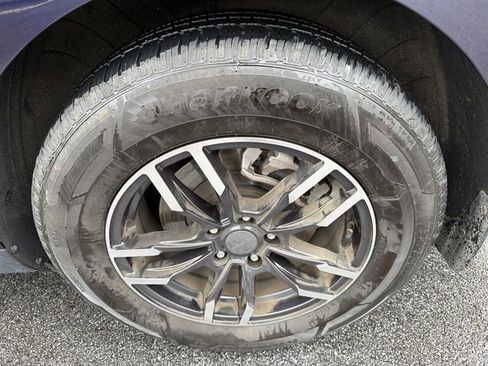 Used 2023 Kia Carnival LX image 18