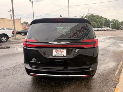 Used 2025 Chrysler Pacifica Select FWD image 4