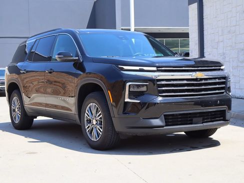 Used 2026 Chevrolet Traverse LT FWD image 2