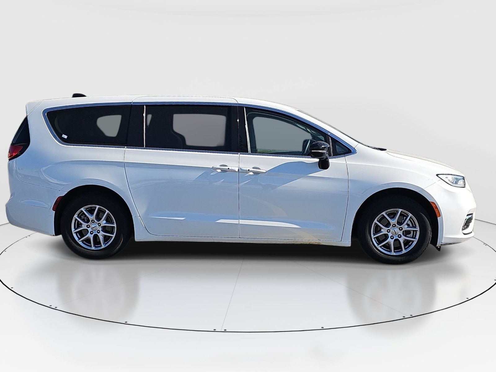 Used 2024 Chrysler Pacifica Touring-L FWD image 4