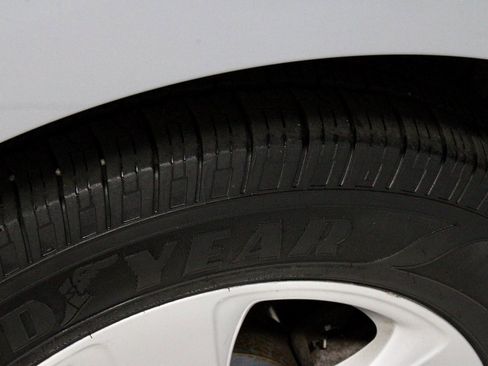 Used 2015 Toyota Sienna L image 18