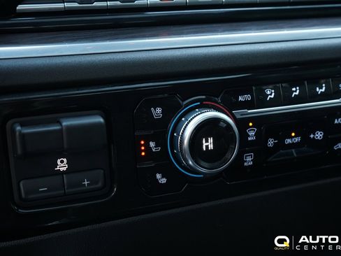 Used 2024 GMC Sierra 3500 SLT w/ SLT Premium Package image 34