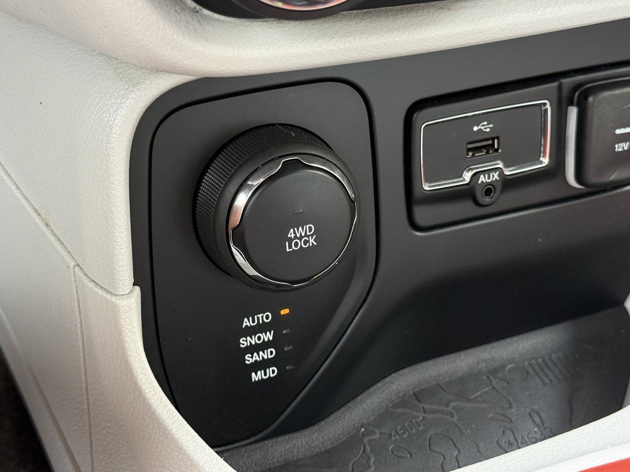 Used 2017 Jeep Renegade Limited AWD/4WD image 27