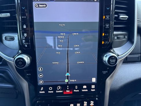 Used 2024 RAM 2500 Laramie w/ Safety Group AWD/4WD image 19