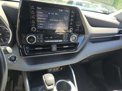 Used 2022 Toyota Highlander XLE AWD/4WD image 6
